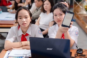 Học sinh trải nghiệm giải pháp Internet an toàn trong trường học - Safegate School Plus. (Ảnh: MSD)