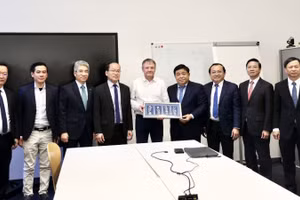 Phó Thủ tướng Chính phủ Nguyễn Chí Dũng và Đoàn công tác đã thăm và làm việc tại Technische Universität Berlin (TU Berlin), ký kết biên bản ghi nhớ hợp tác giữa NIC và TU Berlin. (Ảnh: NIC)