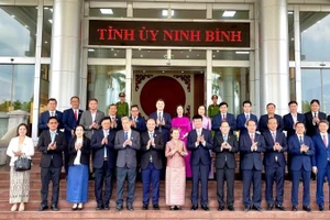 Đoàn đại biểu cấp cao Hội đồng Quốc gia Mặt trận Đoàn kết Phát triển Tổ quốc Campuchia thăm làm việc với tỉnh Ninh Bình.