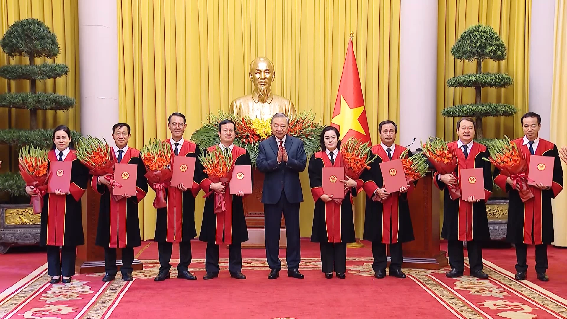 Lễ trao quyết định bổ nhiệm thẩm phán Tòa án Nhân dân Tối cao diễn ra trang trọng