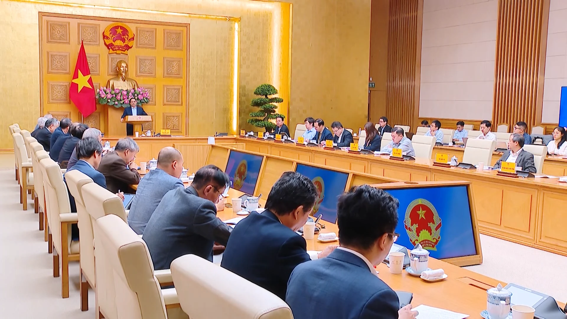 Thủ tướng Phạm Minh Chính yêu cầu quyết liệt thực hiện mục tiêu tăng trưởng kinh tế từ 10%