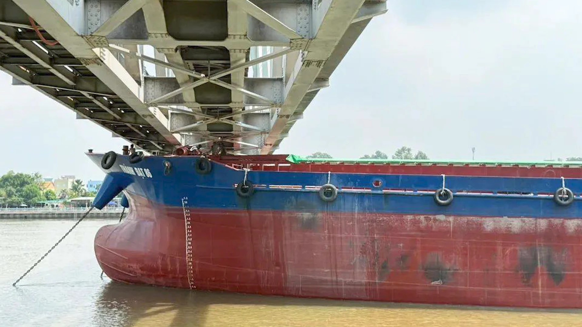Xác định nguyên nhân ban đầu vụ va chạm khiến cầu đường sắt qua Đồng Nai gián đoạn