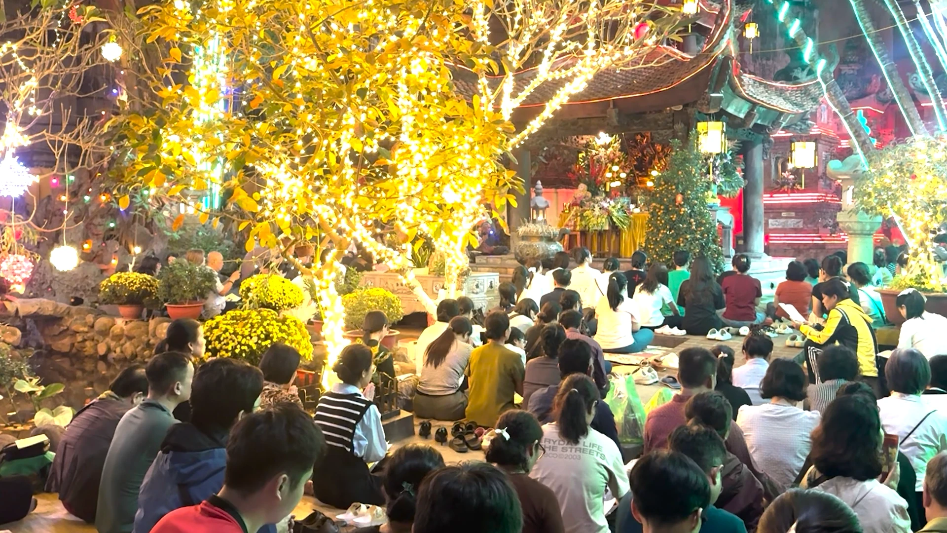Người dân đổ xô đi chùa cầu an trong dịp Rằm tháng Giêng