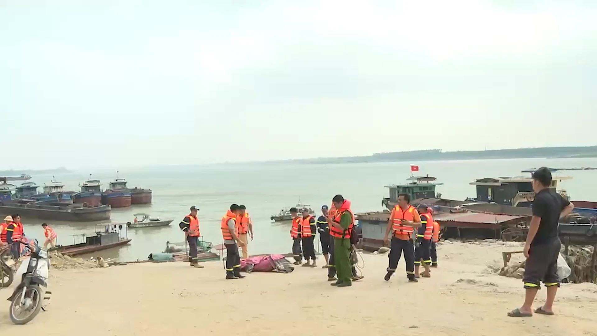 Phú Thọ khẩn trương tìm kiếm nạn nhân vụ lật tàu trên sông Hồng