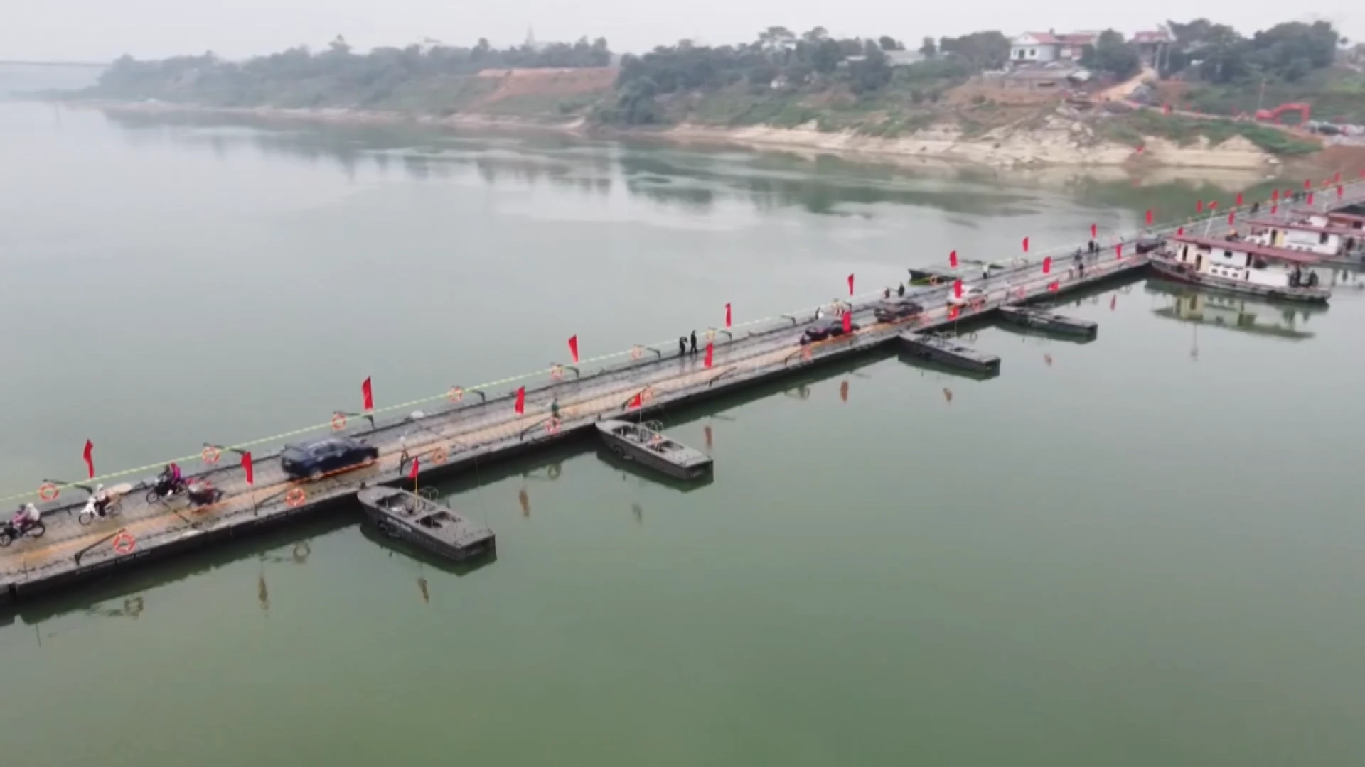 Video ghi lại cảnh vận hành lại cầu phao qua sông Lô sau khi được sửa chữa
