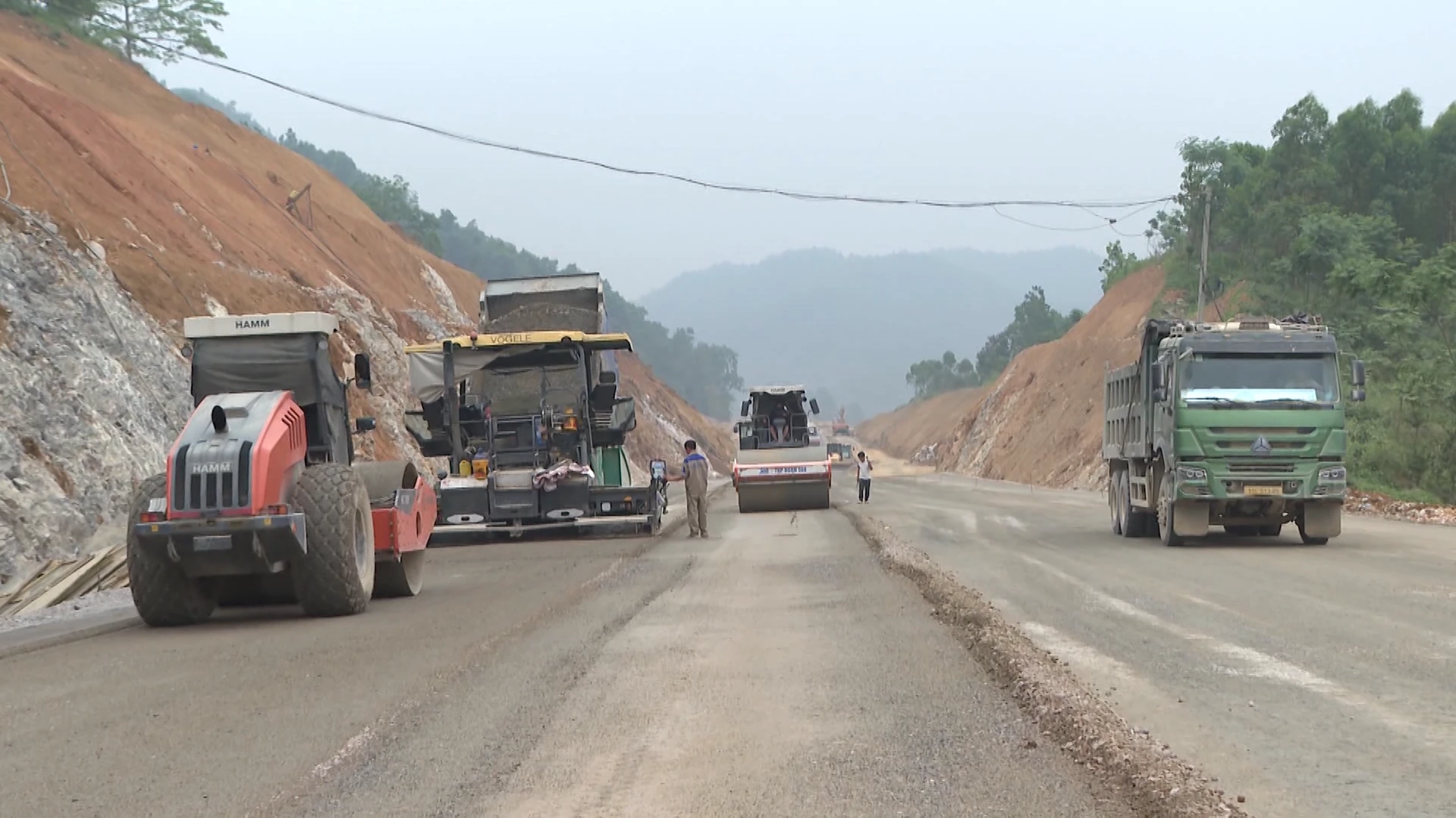 Video thi công cao tốc Đồng Đăng - Trà Lĩnh xuyên kỳ nghỉ lễ