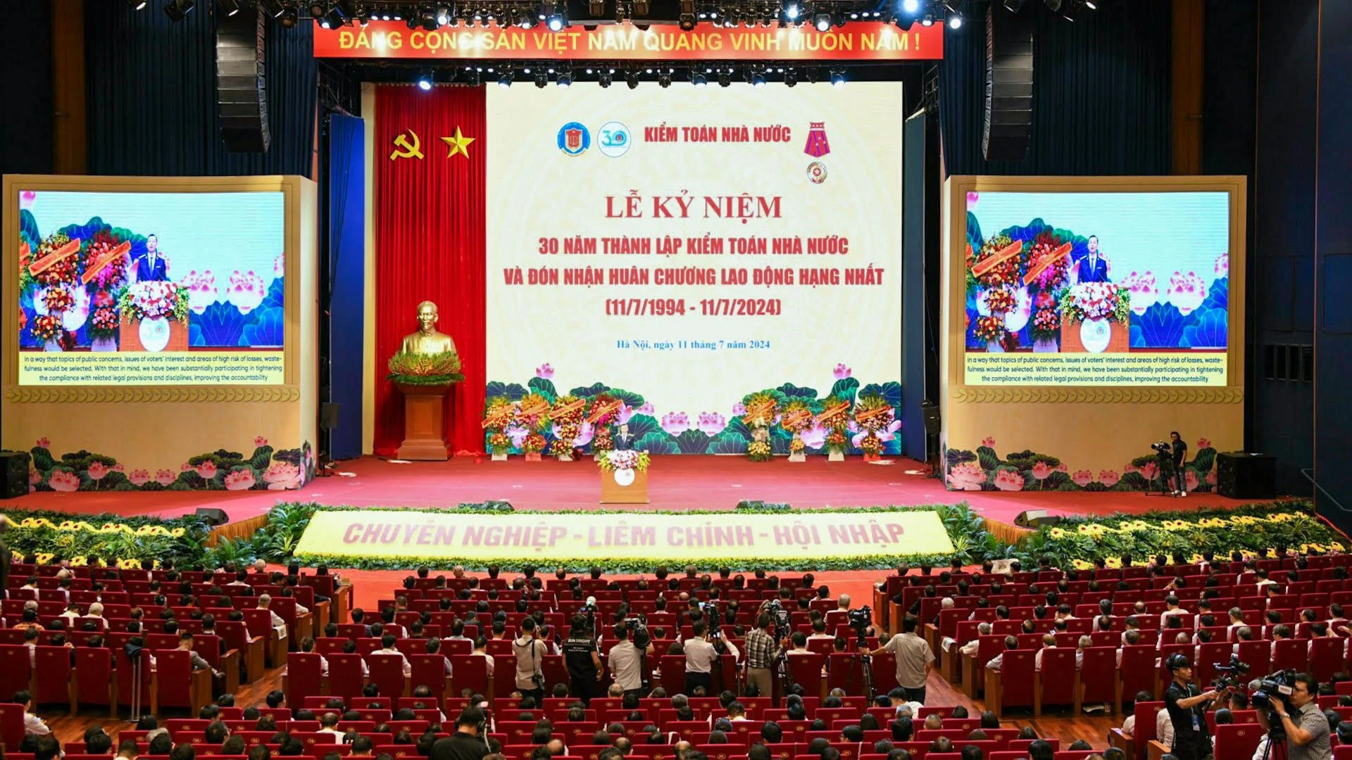 Lễ kỷ niệm 30 năm thành lập Kiểm toán Nhà nước và đón nhận Huân chương Lao động hạng Nhất được tổ chức trọng thể tại Trung tâm Hội nghị quốc gia (Hà Nội).