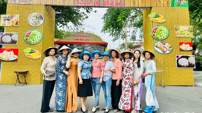 Ngày hội bánh dân gian Nam Bộ tại thành phố Bạc Liêu thu hút sự quan tâm của nhiều người dân, khách du lịch trong và ngoài tỉnh. (Ảnh: TRỌNG DUY)