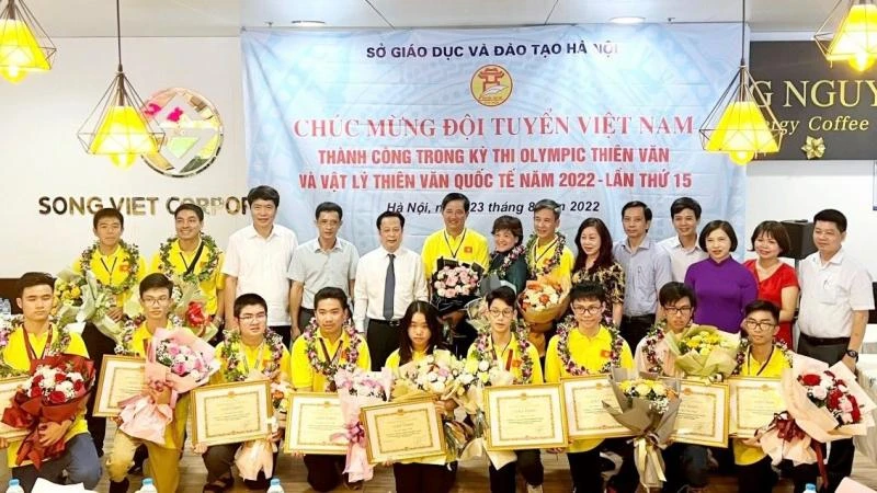 Lãnh đạo Sở Giáo dục và Đào tạo Hà Nội chúc mừng giáo viên, học sinh tham dự Olympic quốc tế Thiên văn học và Vật lý Thiên văn.