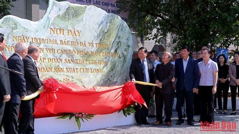 Đồng chí Nguyễn Phi Long, Bí thư Tỉnh ủy Hòa Bình (hàng đầu bên phải) cùng Lãnh đạo tỉnh qua các thời kỳ tại lễ khánh thành khu di tích.