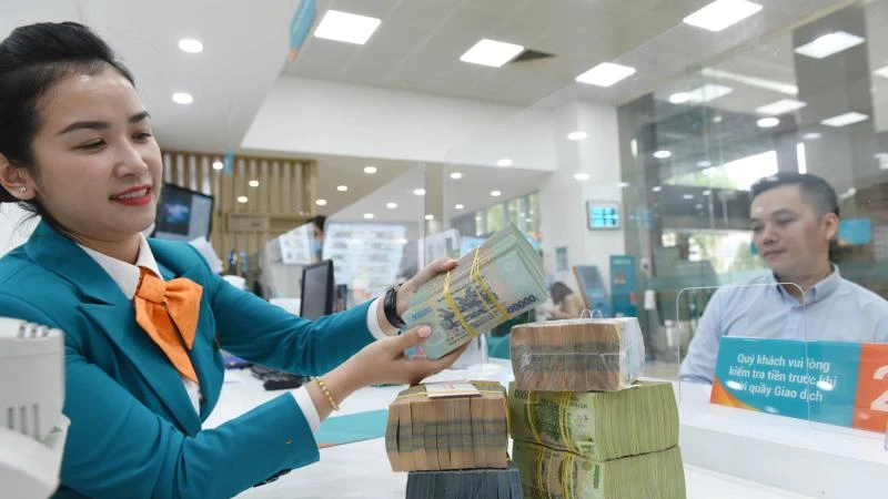 ABBANK giao dịch khách hàng. 