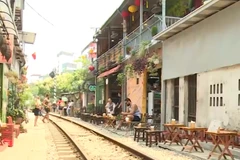 [Video] Hà Nội đề nghị dừng chạy tàu qua phố cà phê đường tàu 