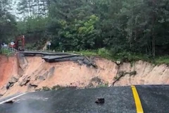 [Video] Sạt lở nghiêm trọng trên đèo Mimosa, nhiều đoạn đường rơi xuống vực sâu
