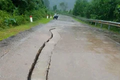 [Video] Quảng Trị xuất hiện vết nứt dài trên đường Hồ Chí Minh nhánh Tây