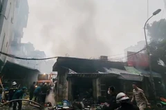 [Video] Hà Nội: Cháy lớn tại chợ Xanh Định Công, nhiều gian hàng bị thiêu rụi