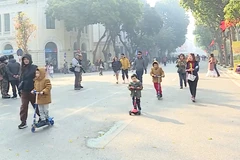 [Video] Tạm dừng hoạt động phố đi bộ khu vực hồ Hoàn Kiếm