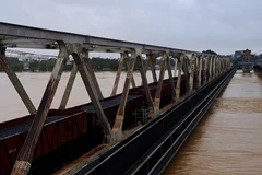 [Video] Huế huy động 19 toa tàu gia tải mặt cầu đường sắt Bạch Hổ 