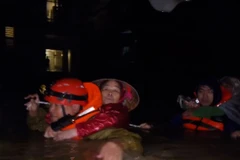 [Video] Công an TP Huế xuyên đêm đưa bệnh nhân đến nơi an toàn 