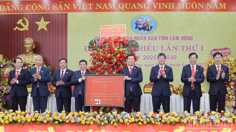 Bí thư Tỉnh ủy Lâm Đồng Y Thanh Hà Niê Kđăm tặng bức trướng của Ban Chấp hành Đảng bộ tỉnh Lâm Đồng chúc mừng đại hội.