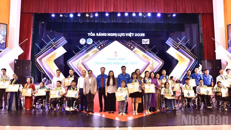 Đại diện Trung ương Đoàn, Trung ương Hội Liên hiệp Thanh niên Việt Nam và các ban, bộ, ngành, đoàn thể trao Bằng khen tặng những tấm gương "Tỏa sáng nghị lực Việt" năm 2025.