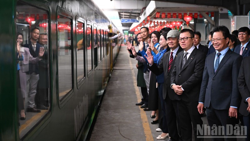 "Chuyến t&agrave;u hạnh ph&uacute;c" ch&iacute;nh thức khởi h&agrave;nh từ ga H&agrave; Nội v&agrave;o s&aacute;ng 2/2. (Ảnh: TH&Agrave;NH ĐẠT)