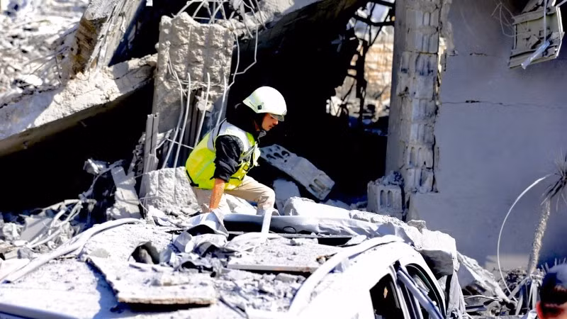 Những ngôi nhà và phương tiện bị phá hủy trong vụ không kích của Israel xuống thành phố Saksakiyeh, Liban ngày 27/3/2026. (Ảnh: THX/TTXVN)