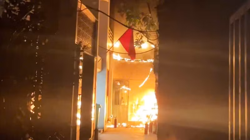 Vụ cháy xảy ra tại một căn nhà 2 tầng trong ngõ 175 Lạc Long Quân, phường Tây Hồ, Hà Nội. (Ảnh: MXH)