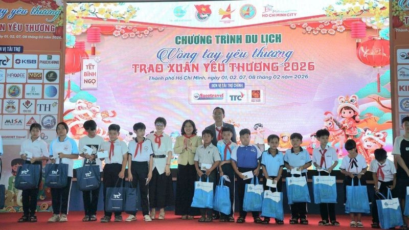 Trao quà cho trẻ em có hoàn cảnh khó khăn tại chương trình "Trao Xuân yêu thương 2026".
