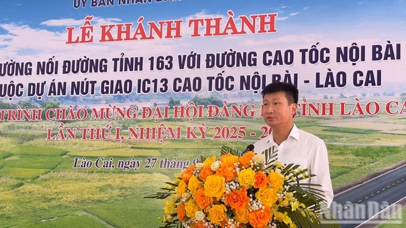 Đồng chí Trần Huy Tuấn, Chủ tịch Ủy ban nhân dân tỉnh Lào Cai phát biểu tại lễ khánh thành. (Ảnh: THANH SƠN)