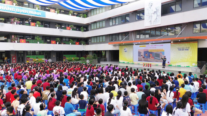 Hơn 700 em học sinh khối lớp 6 và lớp 7 của Trường trung học cơ sở Trần Duy Hưng được hướng dẫn những kỹ năng cơ bản về phòng cháy, chữa cháy và cứu nạn, cứu hộ. (Ảnh: TRUNG PHẠM)