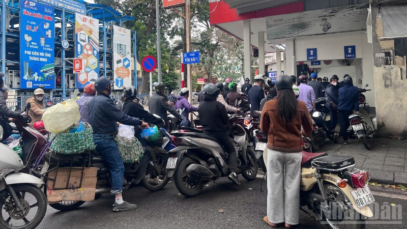 Giá xăng, dầu tăng đột biến khiến nhiều người dân có tâm lý mua tích trữ trong gia đình tiềm ẩn nguy cơ cháy, nổ cao.
