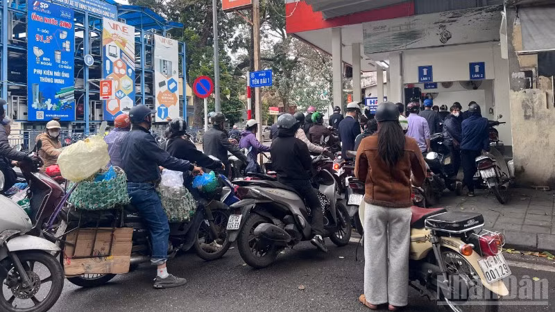 Giá xăng, dầu tăng đột biến khiến nhiều người dân có tâm lý mua tích trữ trong gia đình tiềm ẩn nguy cơ cháy, nổ cao.