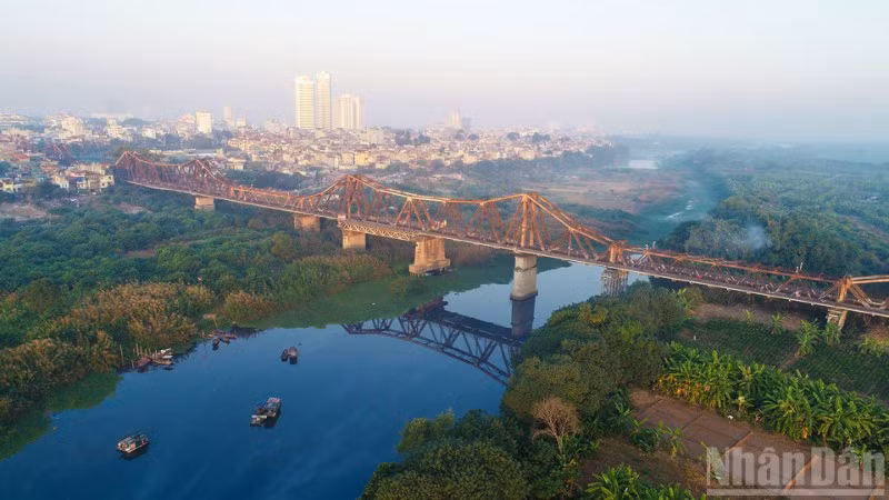 Tạm dừng chạy tàu qua cầu Long Biên do một nhịp cầu gặp sự cố.