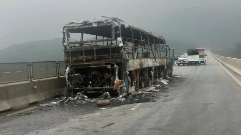 Hiện trường vụ tai nạn giao thông trên tuyến cao tốc Diễn Châu-Bãi Vọt vào đêm 2/1 khiến 1 người tử vong.