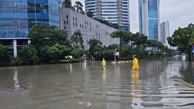 Xí nghiệp Thoát nước số 2 ứng trực, phân luồng giao thông tại Dương Đình Nghệ.