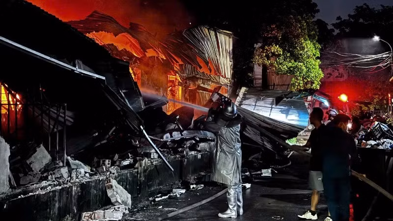 Hơn 700m2 nhà xưởng bị lửa thiêu rụi.