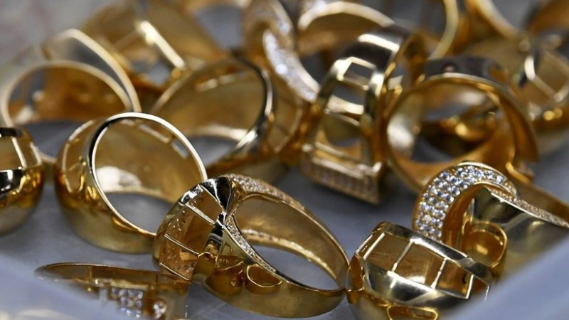 Trang sức vàng được bày bán tại cửa hàng ở Istanbul, Thổ Nhĩ Kỳ. (Ảnh: THX/TTXVN)