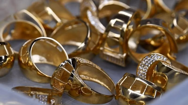 Trang sức vàng được bày bán tại cửa hàng ở Istanbul, Thổ Nhĩ Kỳ. (Ảnh: THX/TTXVN)