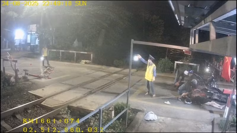 Tai nạn tại đường ngang trên tuyến đường sắt Hà Nội-Thành phố Hồ Chí Minh do xe máy đâm vào dàn chắn.