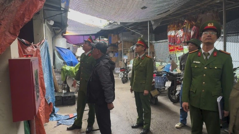 Lực lượng chức năng kiểm tra công tác thực hiện phòng cháy chữa cháy tại chợ dân sinh. (Ảnh: HÀ NHUNG)