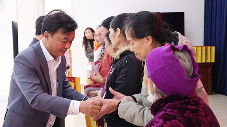 Phó Bí thư Tỉnh ủy, Chủ tịch Ủy ban Mặt trận Tổ quốc Việt Nam tỉnh Quảng Trị Nguyễn Chiến Thắng trao quà Tết đến các hộ dân phường Đồng Thuận.