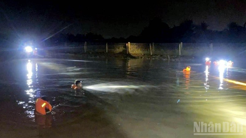 Lực lượng cảnh sát chữa cháy và cứu nạn, cứu hộ khu vực 6 triển khai công tác tìm kiếm, cứu nạn, cứu hộ trong đêm.