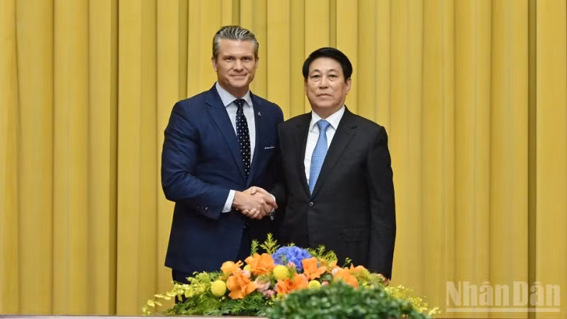 Chủ tịch nước Lương Cường tiếp Bộ trưởng Bộ Chiến tranh Hoa Kỳ Pete Hegseth. (Ảnh Thủy Nguyên)