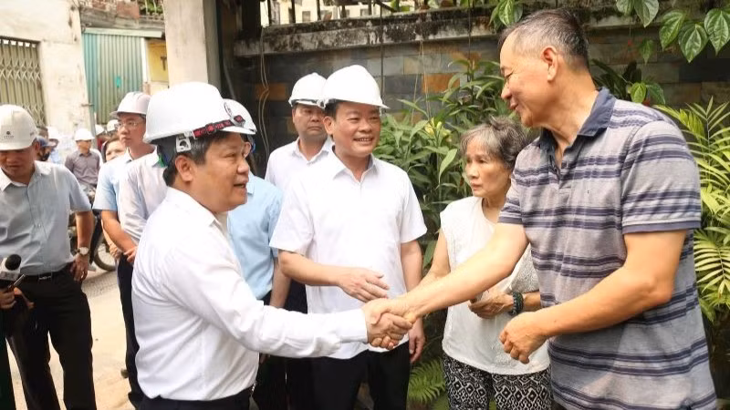 Chủ tịch Ủy ban nhân dân thành phố Hà Nội Vũ Đại Thắng cùng cán bộ phường Hồng Hà thăm hỏi, lắng nghe tâm tư các hộ dân thuộc diện thu hồi đất và vận động người dân đồng thuận di dời. (Ảnh: Phạm Công)