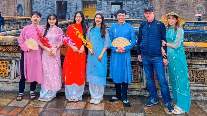 Vợ chồng chị Hằng, anh Marek (ngoài cùng, bên phải) hào hứng đón Tết truyền thống tại Việt Nam.