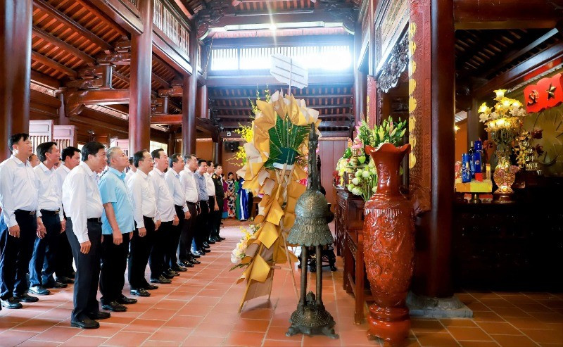 Đồng chí Lê Minh Hưng, Ủy viên Bộ Chính trị, Bí thư Trung ương Đảng, Trưởng Ban Tổ chức Trung ương và đoàn đại biểu dâng hoa, dâng hương tưởng niệm cố Tổng Bí thư Lê Hồng Phong.