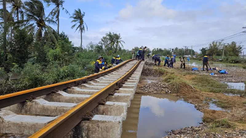 Dự kiến thông tuyến đường sắt qua Nam Trung Bộ vào tối 25/11.