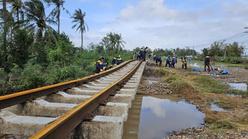 Dự kiến thông tuyến đường sắt qua Nam Trung Bộ vào tối 25/11.