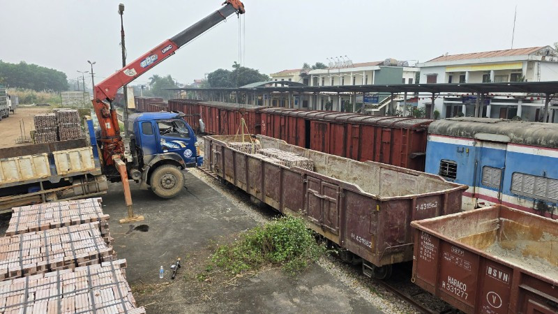 Tổng công ty Đường sắt Việt Nam tổ chức vận chuyển miễn phí 1 triệu viên gạch từ miền bắc vào miền trung, phục vụ việc xây dựng và sửa chữa nhà cho người dân bị ảnh hưởng mưa lũ.