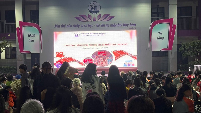 Hơn 400 người có mặt tại Trường trung học cơ sở Nguyễn Trãi để xem phim Mưa đỏ. (Ảnh: HÀ NHUNG)